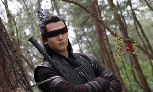 摘掉后险些没认出来他反差感也太强了凯发国际K8国色芳华：戴上眼罩帅气(图13)