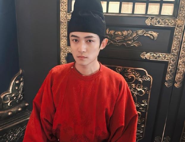 摘掉后险些没认出来他反差感也太强了凯发国际K8国色芳华：戴上眼罩帅气(图16)