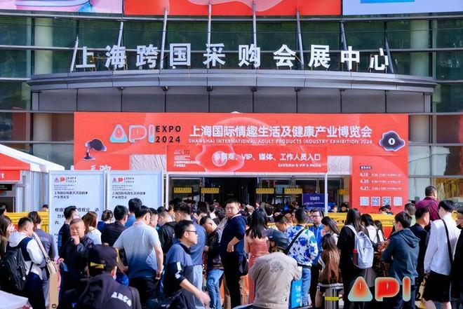 上热搜中国最性感的生意被她带火了凯发k8入口66岁的“女王”冲(图6)