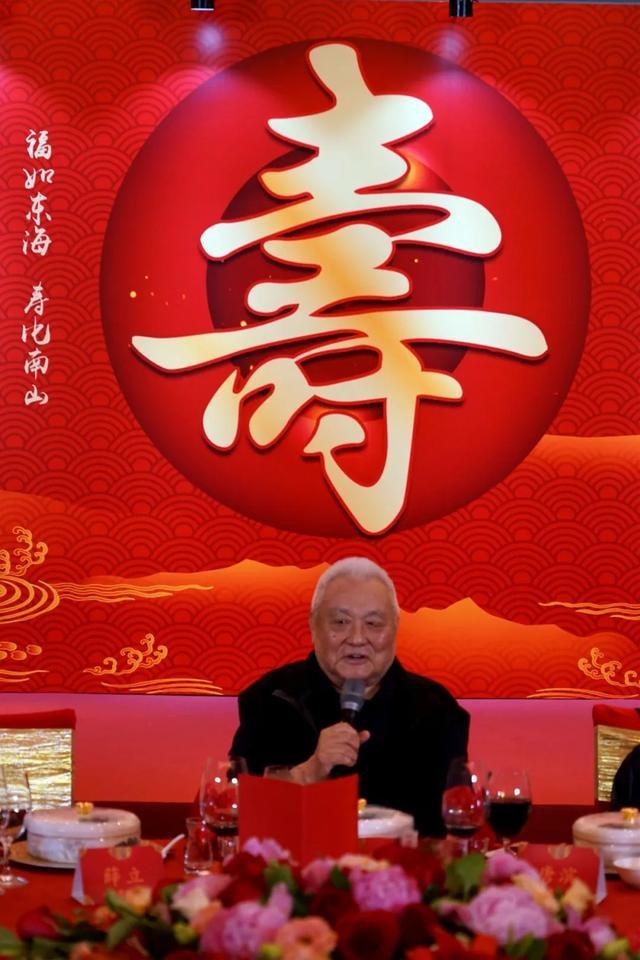 徐根宝携“崇明五虎”送祝福相聚就是感恩凯发国际K8年维泗迎92周岁生日81岁(图6)