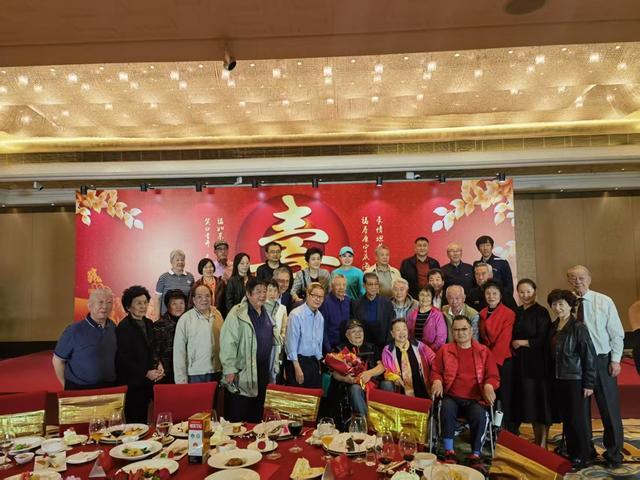 徐根宝携“崇明五虎”送祝福相聚就是感恩凯发国际K8年维泗迎92周岁生日81岁(图4)