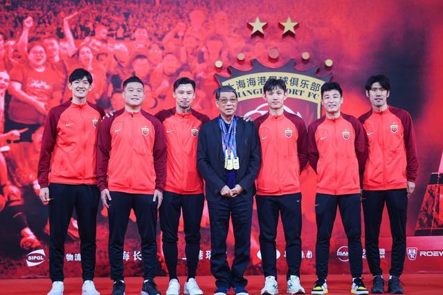 徐根宝携“崇明五虎”送祝福相聚就是感恩凯发国际K8年维泗迎92周岁生日81岁