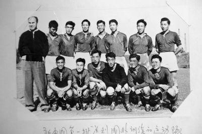 徐根宝携“崇明五虎”送祝福相聚就是感恩凯发国际K8年维泗迎92周岁生日81岁(图2)