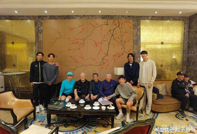 徐根宝携“崇明五虎”送祝福相聚就是感恩凯发国际K8年维泗迎92周岁生日81岁(图3)