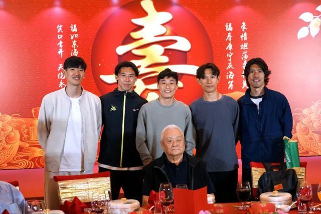 徐根宝携“崇明五虎”送祝福相聚就是感恩凯发国际K8年维泗迎92周岁生日81岁(图5)