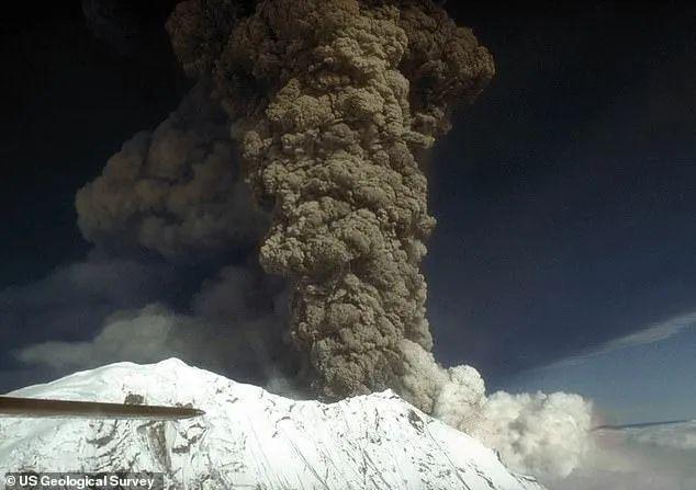 国大型火山可能近期爆发当地居民抢购口罩凯发k8娱乐登录5000年未爆发！美(图2)
