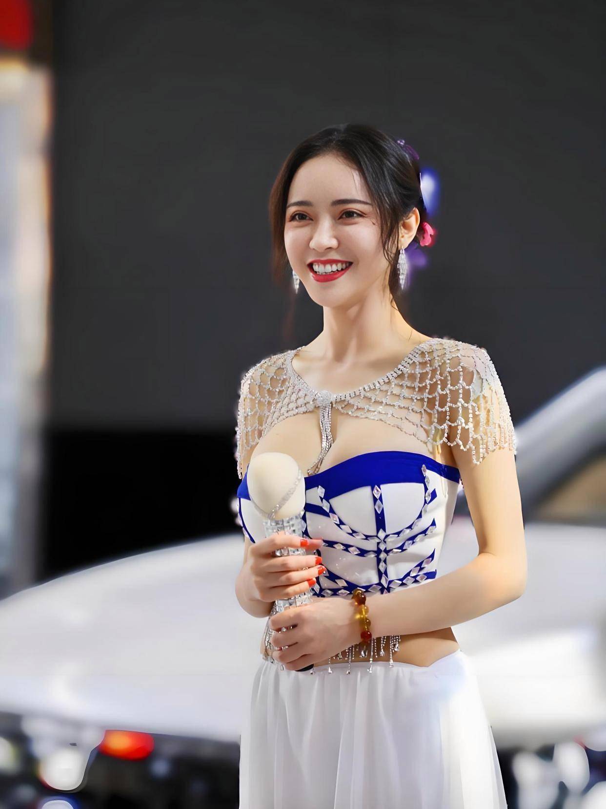 部电影这魔鬼身材不愧是模特出身！凯发k8国际登录潘春春最惊艳的3(图3)